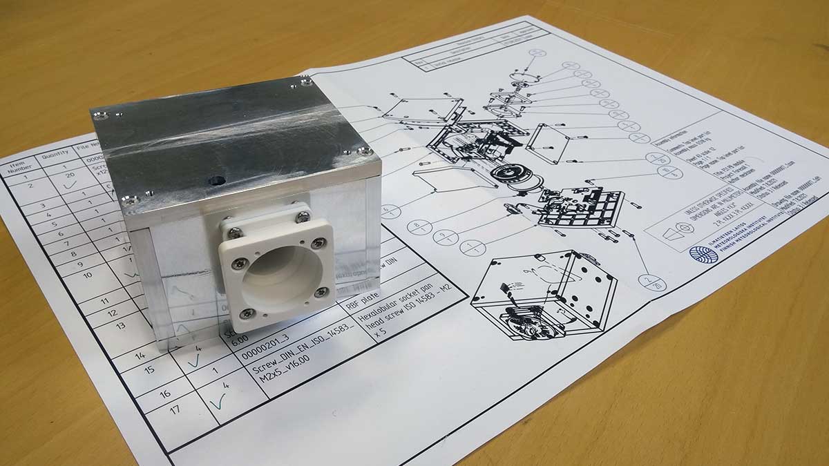 Kuvassa näkyy plasmajarrun metallinen kämmenen levyinen kotelo, jonka sisällä plasmajarru-lieka kuljetetaan avaruuteen
