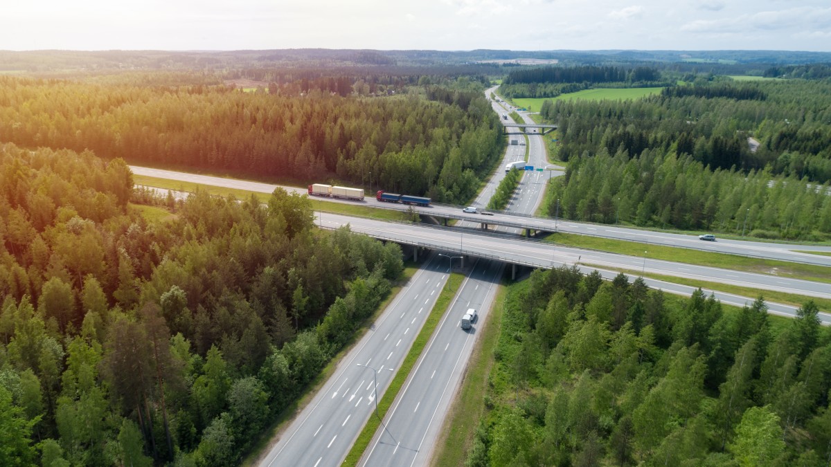 Kuvassa ylikulkusilta ilmasta kuvattuna kesäisenä ja aurinkoisena päivänä.