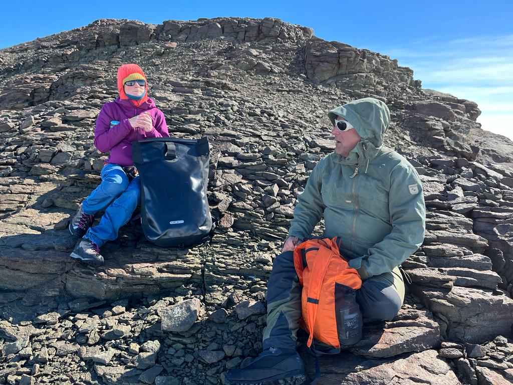 Sanna Häkkänen ja Mika Kalakoski evästauolla Basen -nunatakin päällä. 