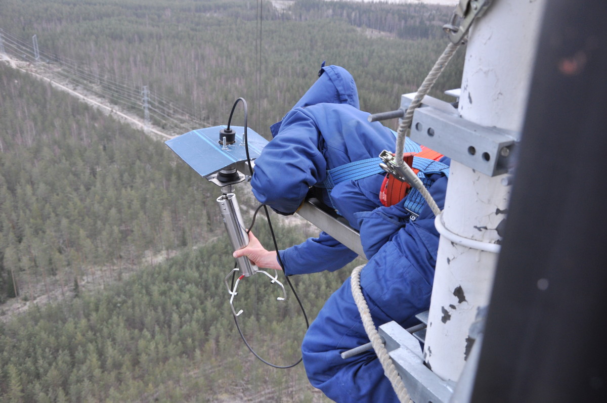 Tuulimittarin asennustyötä korkeassa mastossa.