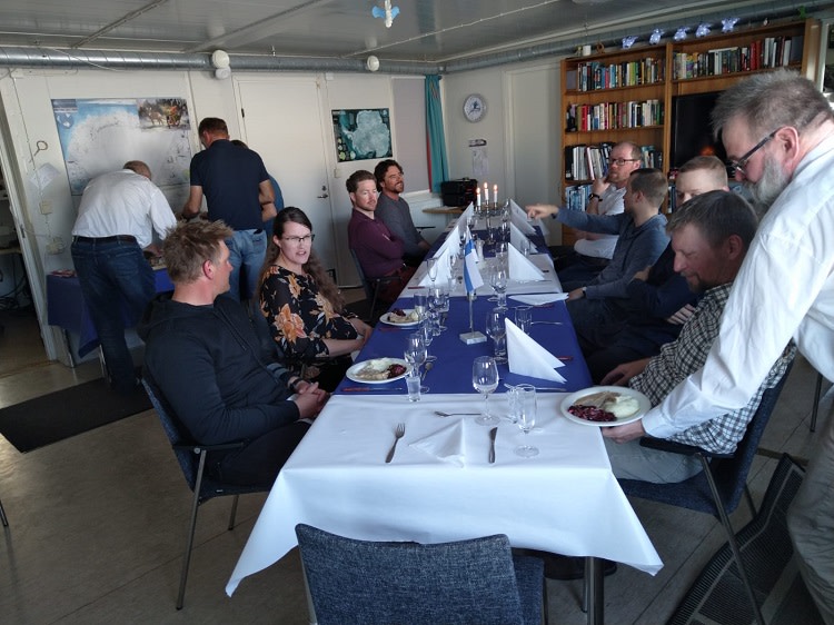 Itsenäisyyspäivän illallinen Aboalla. Pöydässä monia eri kansallisuuksia. 