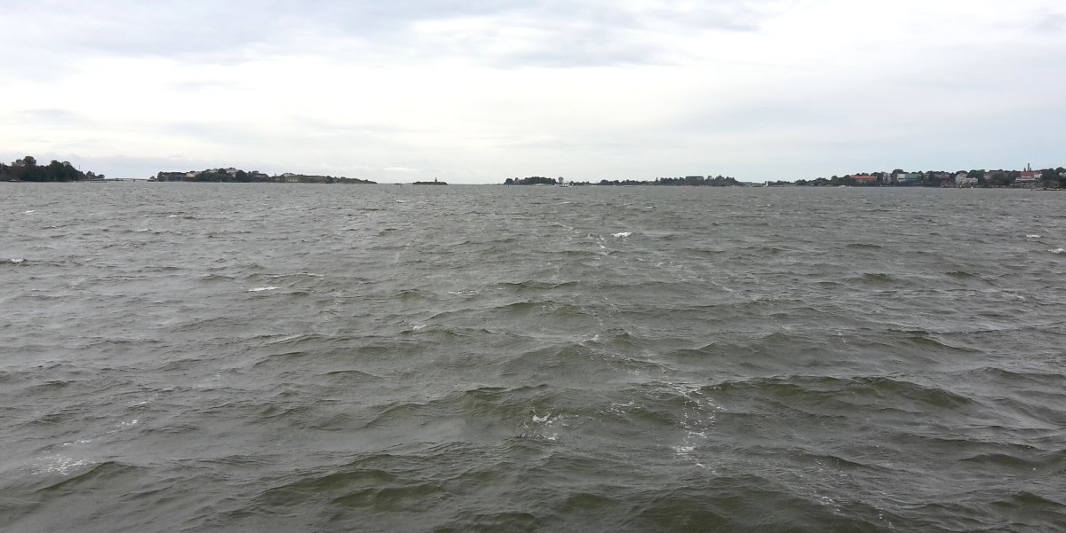 Aallokkoa saariston suojassa.