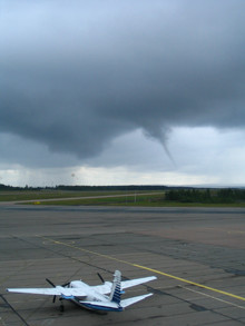 Suppilopilvi näkyy kaukana. Lentokenttä.