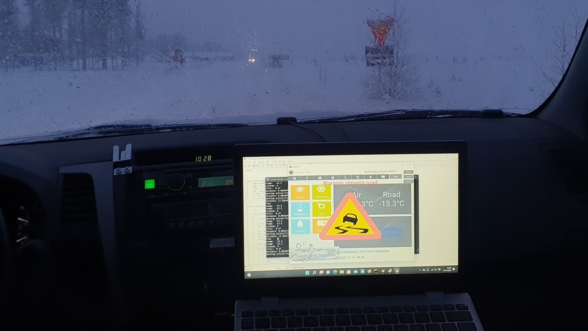 Ajoneuvon sisällä näkyy näytöllä varoitus liukkaasta tiestä.