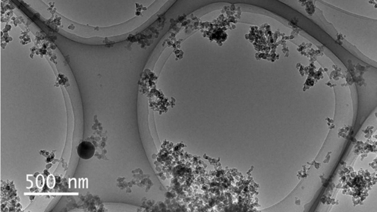 Mustahiilihiukkasia nähtynä mikroskoopin avulla.