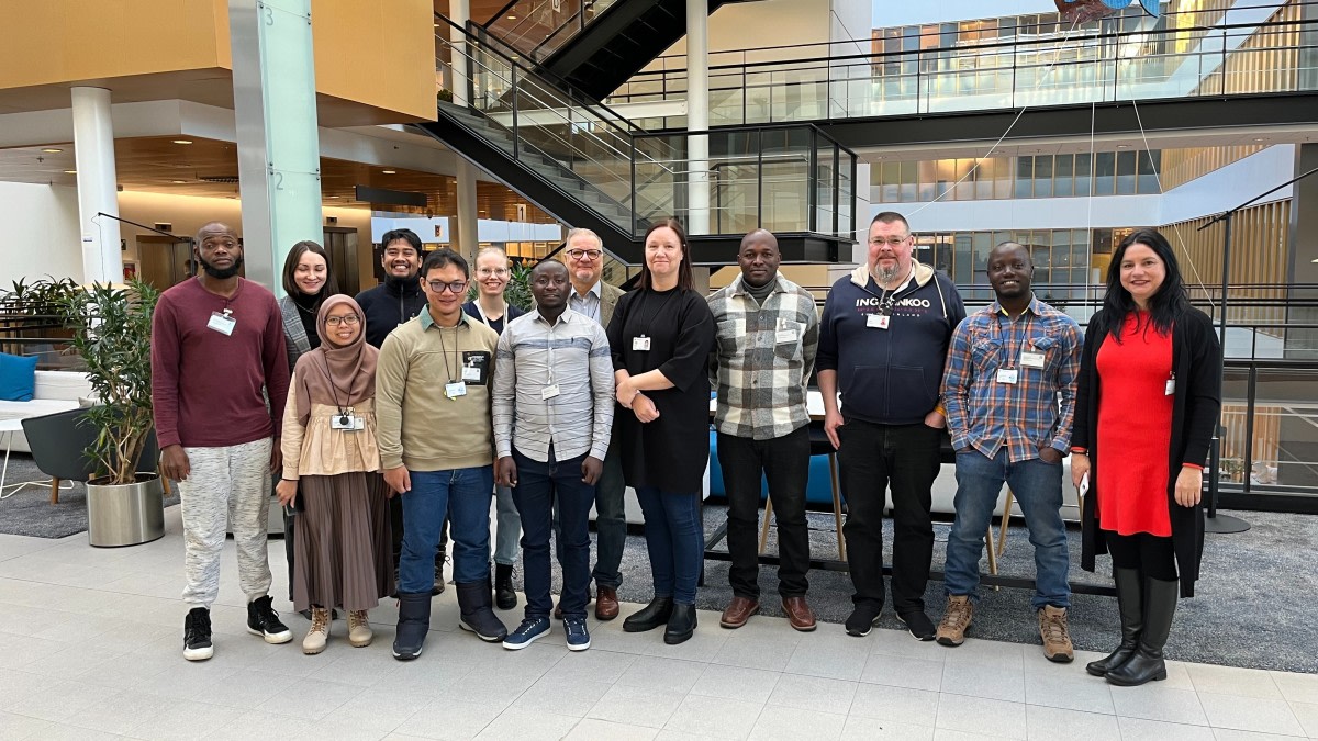 Ryhmäkuva, jossa ihmisiä projektiin liittyen Dynamicumin aulassa.