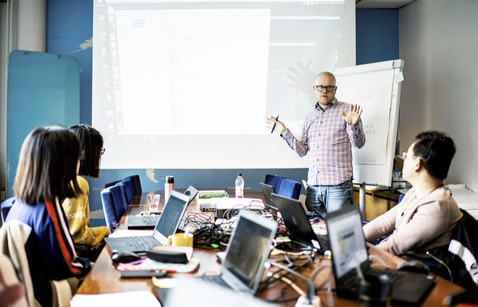 Tutkija kouluttaa asiantuntijoita muista maista.