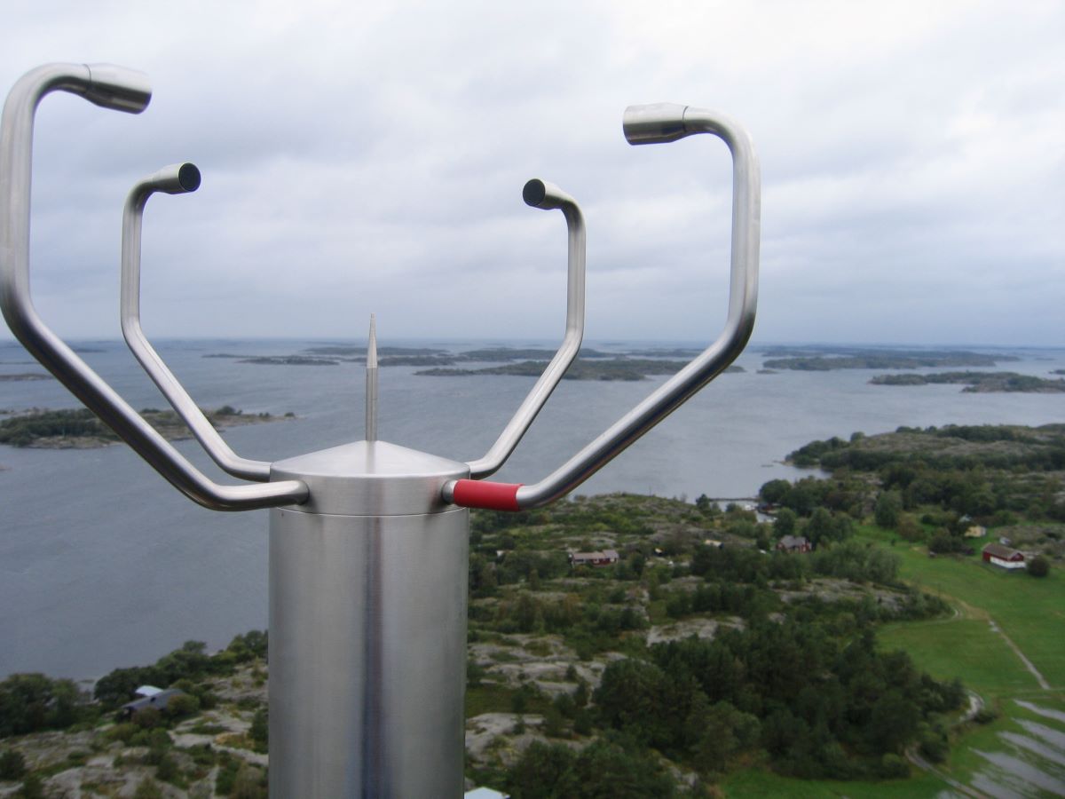 Tuulimittari korkealla merenrannalla.