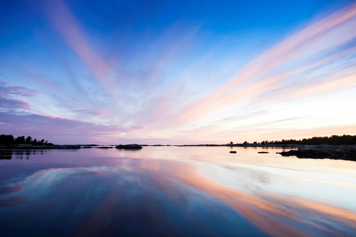 Auringonlasku merellä. Tyyntä.