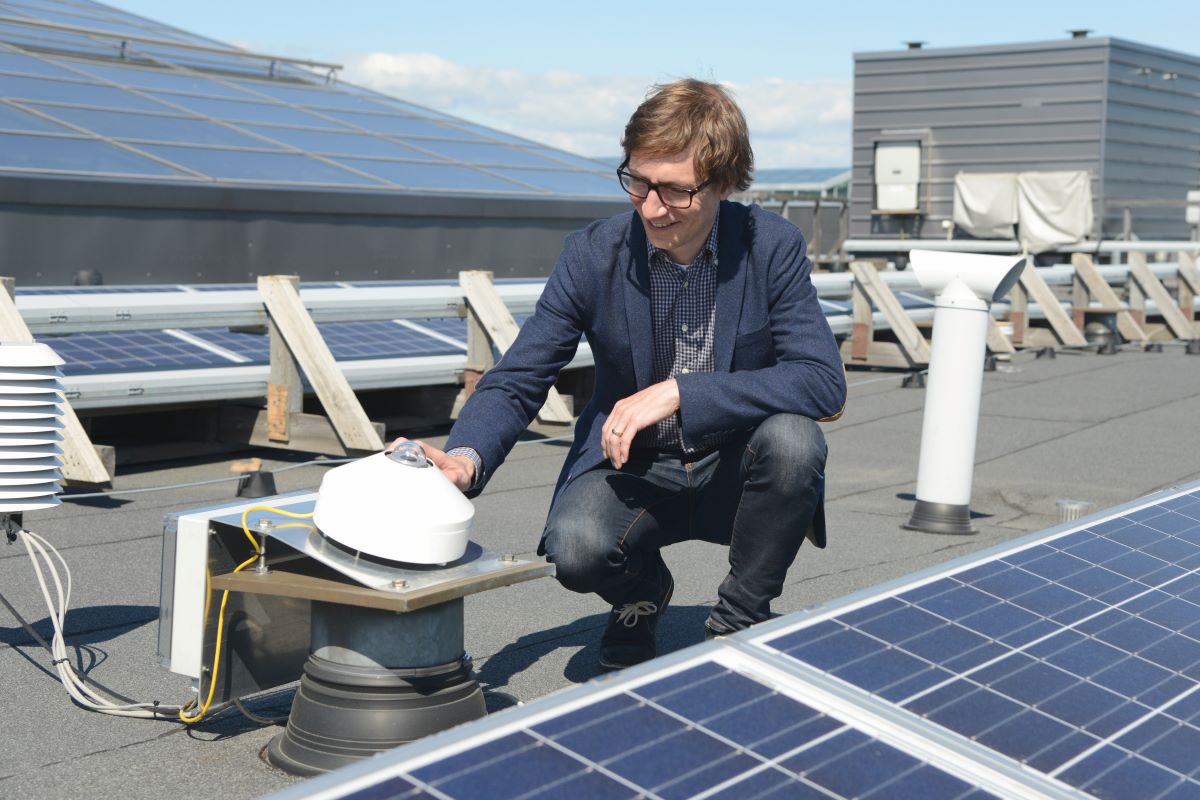 Aurinkopaneeleita Ilmatieteen laitoksen katolla, tutkija ja mittalaite.