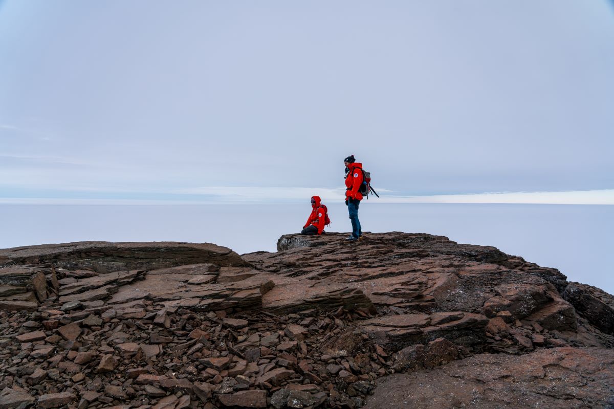 Retkikuntalaiset ovat vaeltaneet Basen nunatakin päälle.