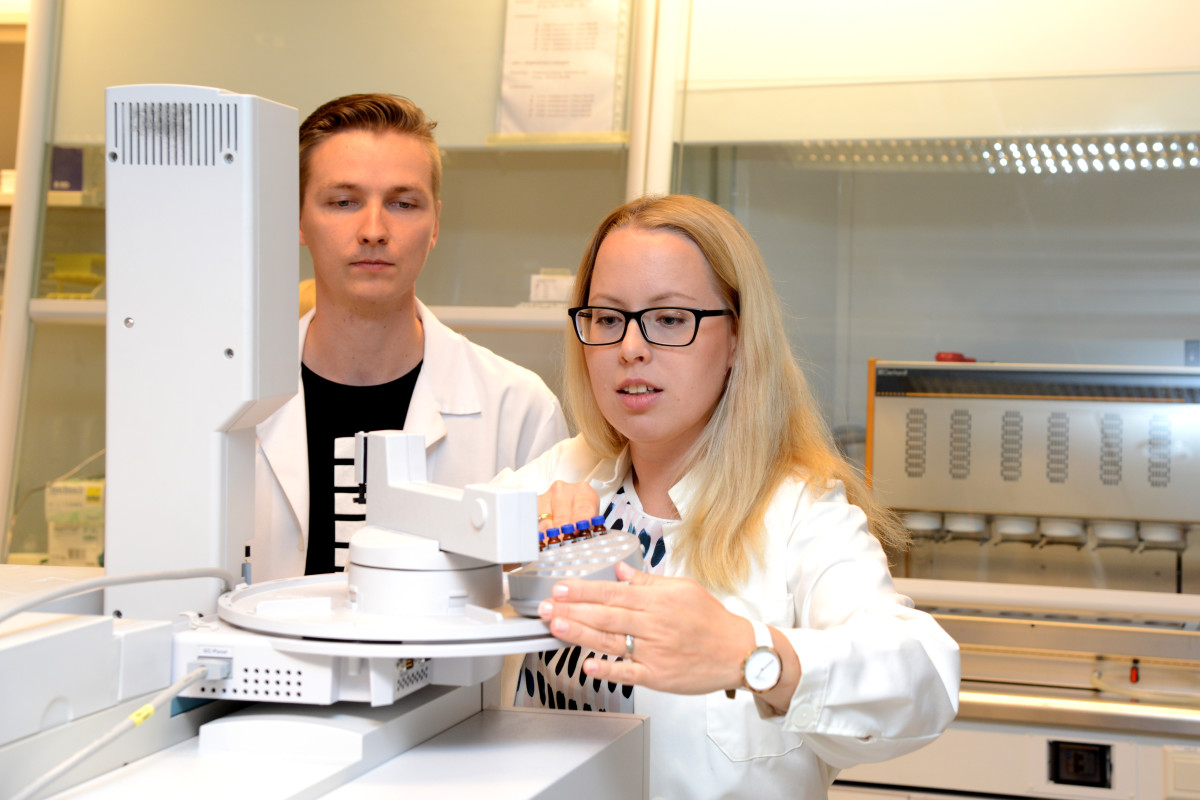 Tutkijat ilmanlaadun laboratorion laitteiston ääressä.
