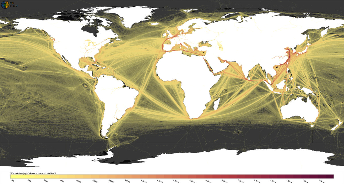 Maailman kartta. Laivaliikenteen typpidioksidipäästöjen määrät erottuvat keltaisen ja punaisen sävyissä. Eniten päästöjä aiheuttavia reittejä ovat esimerkiksi reitit Pohjanmereltä Välimerelle ja sieltä Aasiaan.