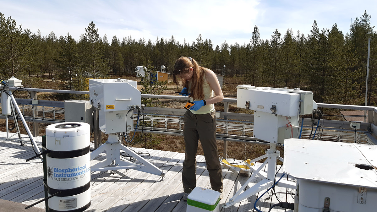 Ilmatieteen laitoksen tutkija Svetlana Sofieva tutkii mittalaitetta, jolla kenttäkokeita tehdään.