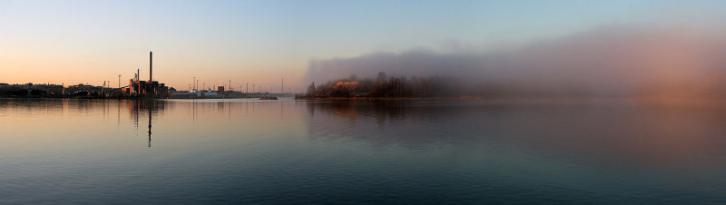 Sumuinen merimaisema. Panoraamakuva.
