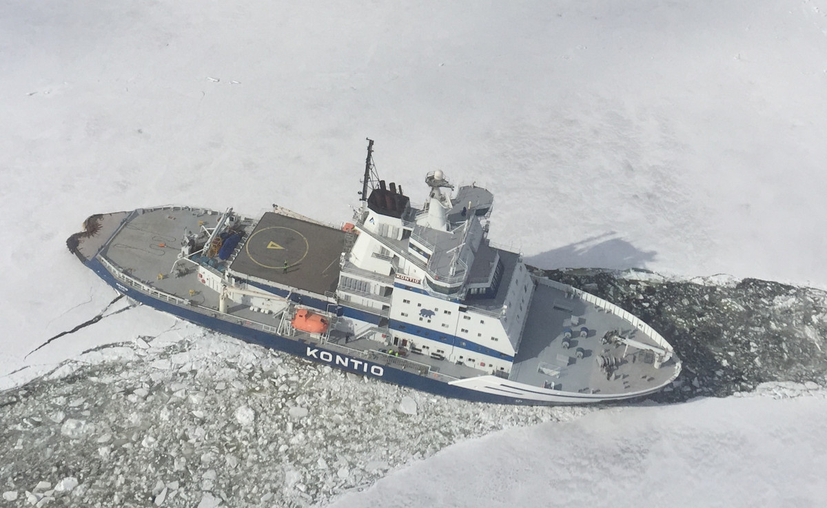 Jäänmurtaja Kontio työssään keskellä jääkenttää.