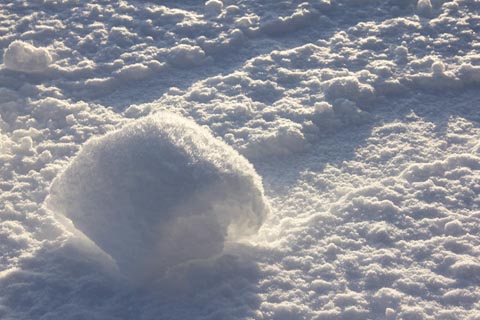 Lumirulla muistuttaa kääretorttua, joka on kääritty lumihangesta.