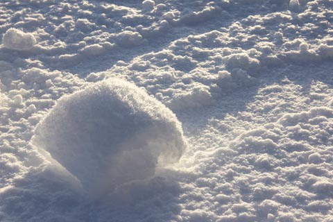 Lumirulla muistuttaa kääretorttua, joka on kääritty lumihangesta.