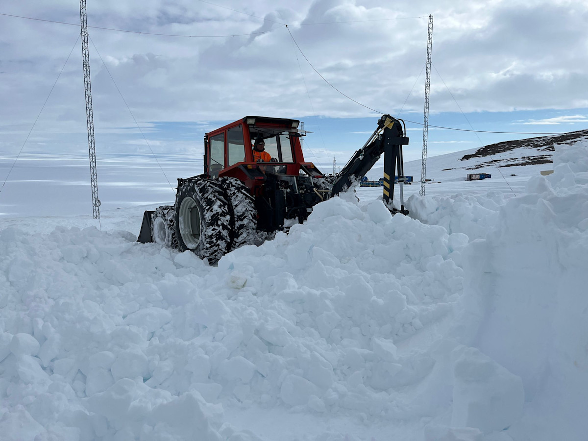 Lumitöitä traktorilla tutkimusasema Aboalla. 