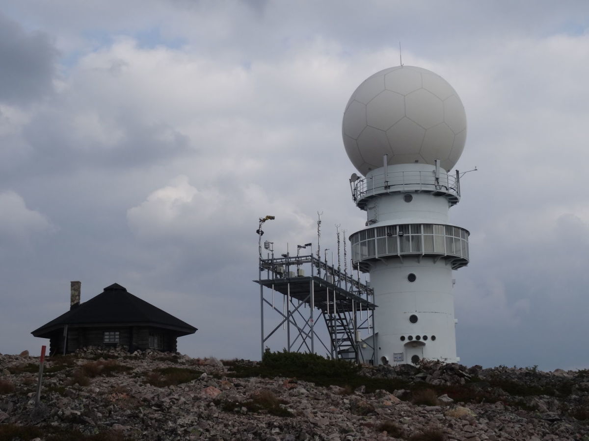 Luoston tutka on yksi Suomen tutkaverkon yhdestätoista tutkasta.