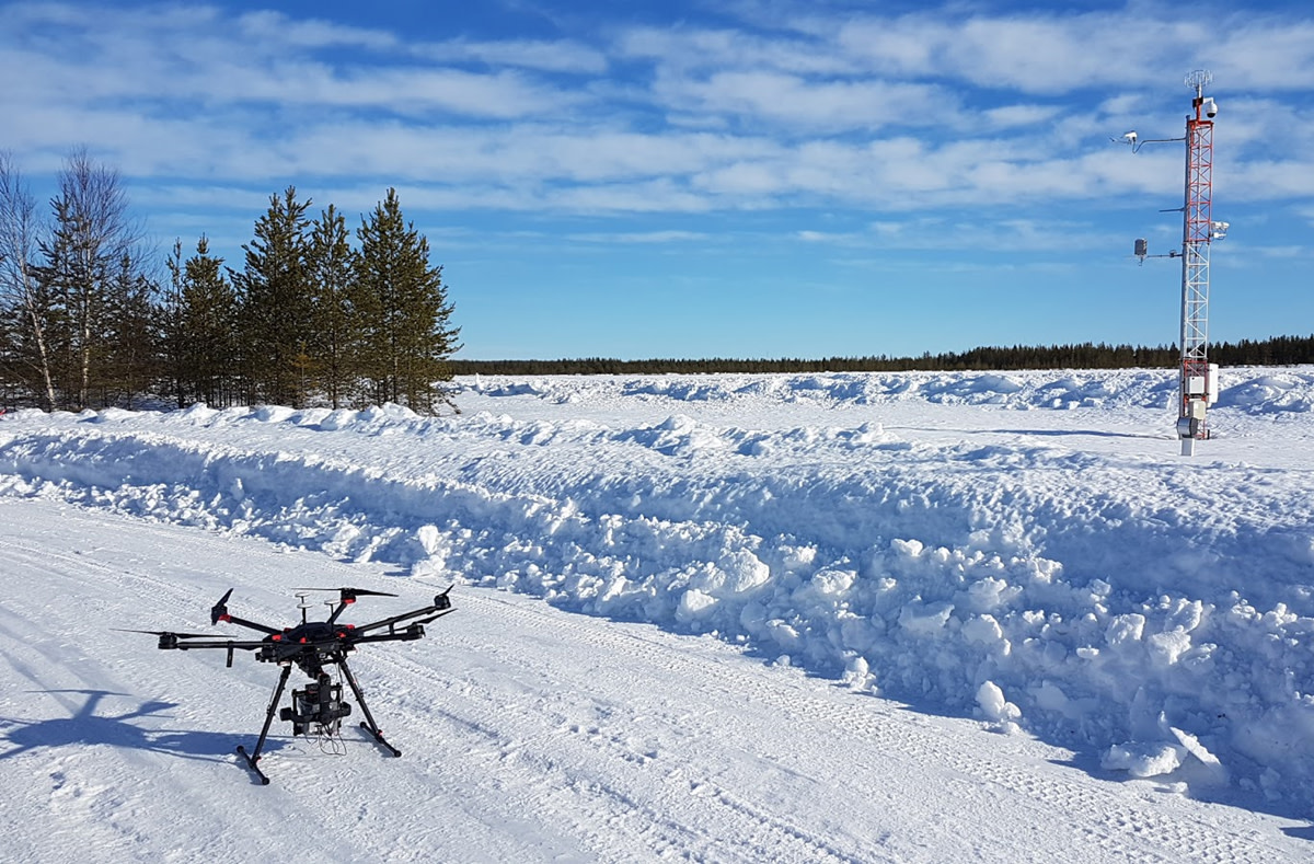 Drooni valmiina autonomiseen lentoon Sodankylässä aurinkoisessa talvisäässä.
