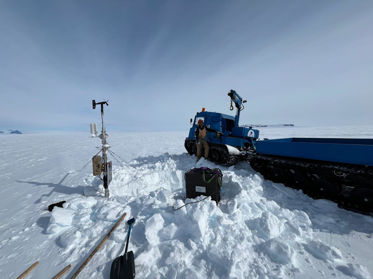 Lumeen hautautuneen sääaseman korotusta Basen jäätiköllä. 