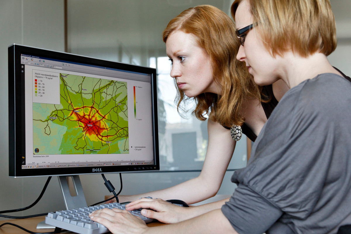 Tutkijat tarkastelevat leviämismallin tuloskarttaa.