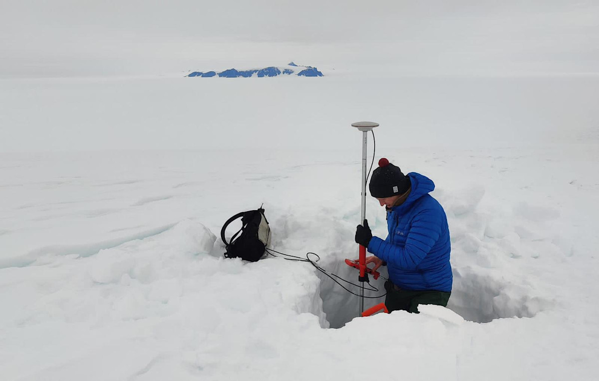 Geodeettisia mittauksia Basenin jäätiköllä