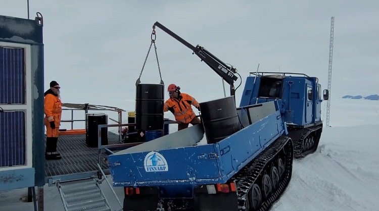 Tynnyrien siirtoa nosturin telakuorma-auton lavalle Aboalla. 