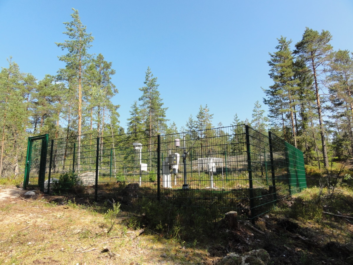 Säähavaintoasema aitauksen sisällä