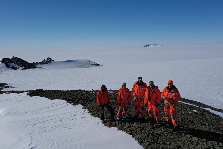 Lumiryhmä ja geologit Plogen nunatakin huipulla. Taustalla näkyy kotivuori Basen.
