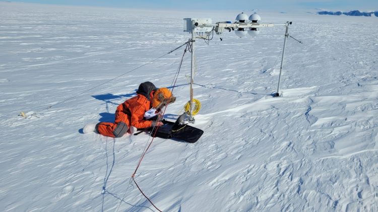 Lumiryhmän mittauksia Basenin jäätiköllä.