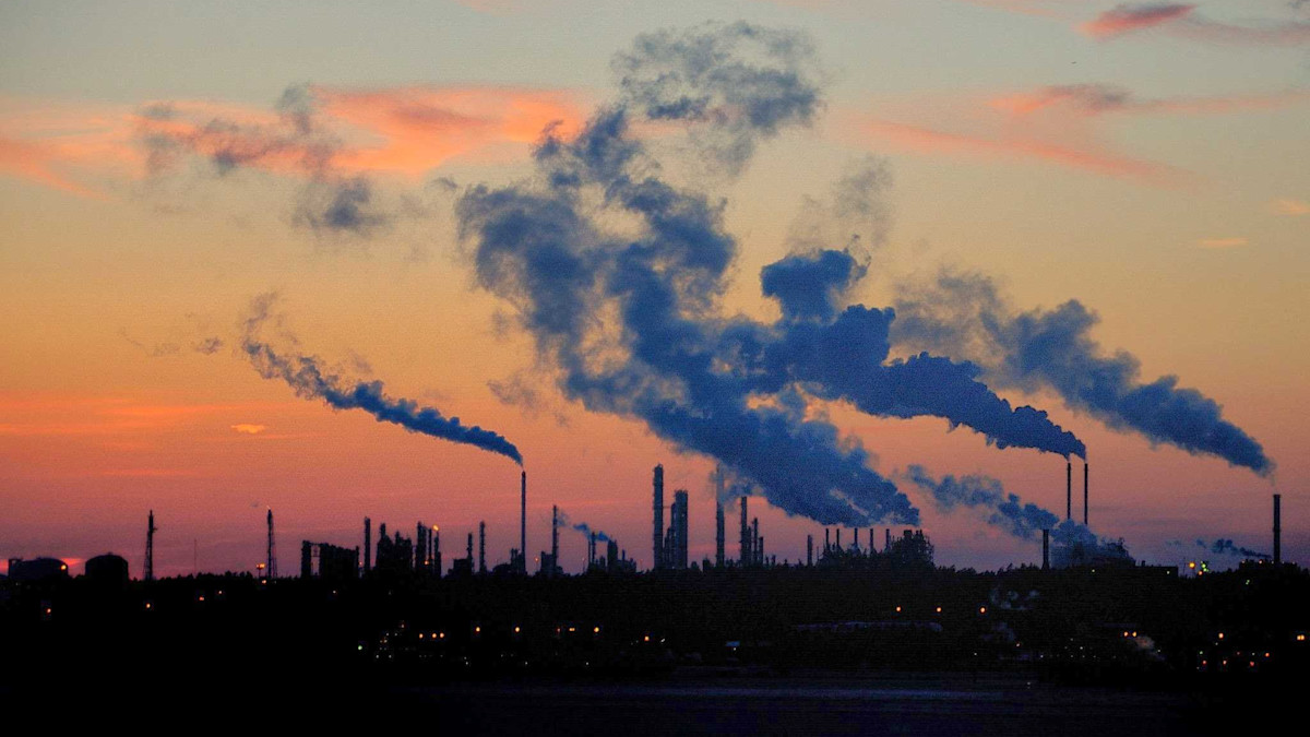 Piipuista tulee höyryä ja ilmansaasteita.