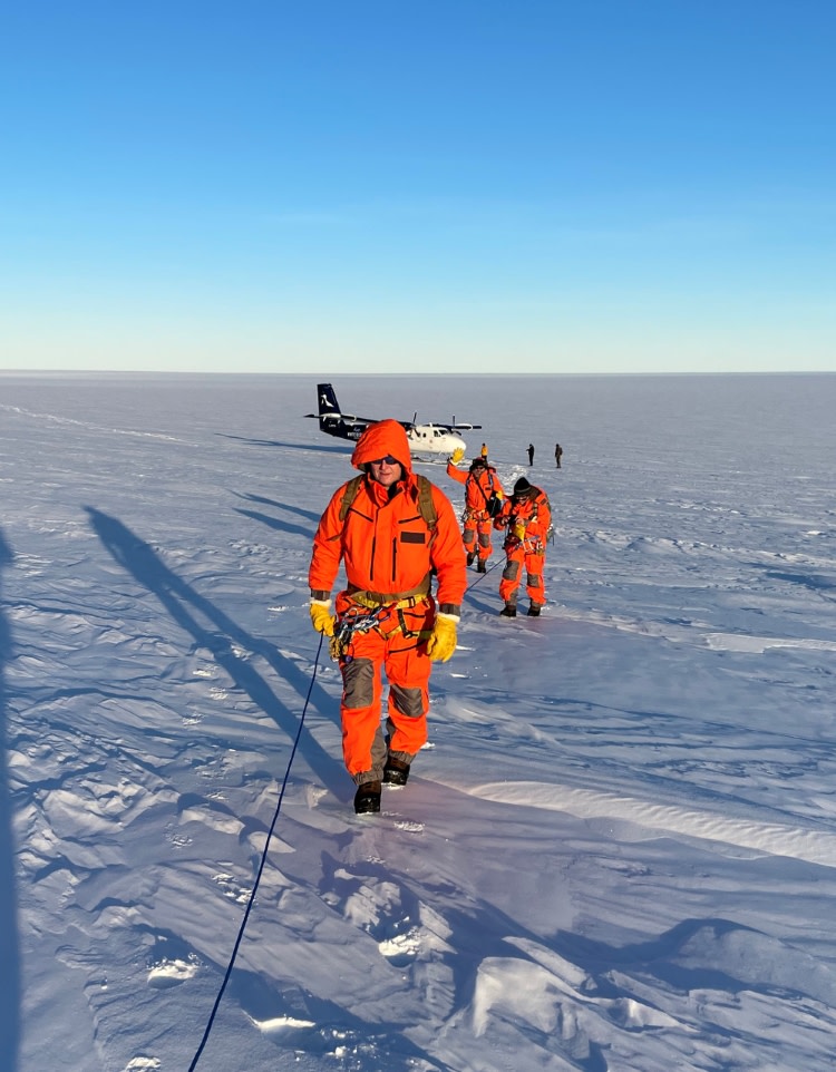 FINNARP 2022 retkikunnan jäsenet kävelevät kohti tutkimusasema Aboaa köysistönä.