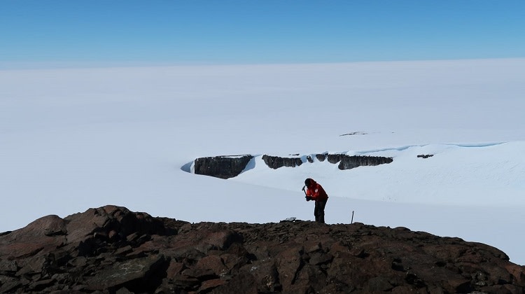 Jussi Heinonen vasaroi laavakiveä Basen-vuoren viimeiseltä näytelinjalta. 