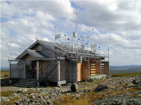 Rakennus, jonka katolla on paljon mittalaitteita.