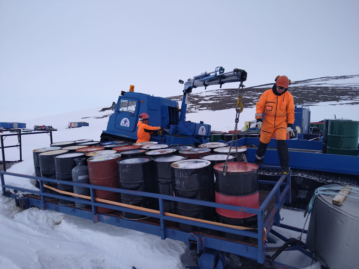 Polttoaine kuljetetaan Etelä-Afrikasta Aboalle tynnyreissä. Kun polttoaine on käytetty, sullotaan tyhjät tynnyrit täyteen jätettä ja kuljetetaan Saksan Neumayer -aseman kautta takaisin Etelä-Afrikkaan jossa jätteet lajitellaan.
