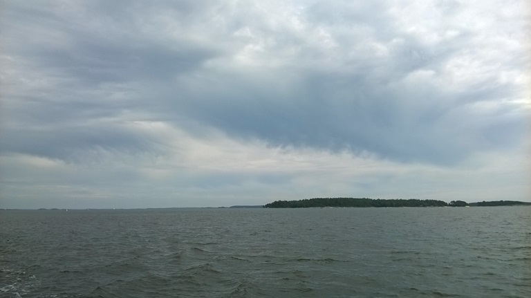 Taivas on kokonaan pilvessä merellä.
