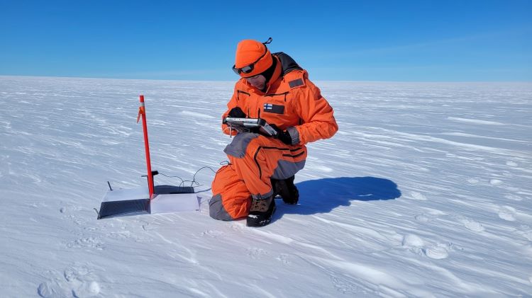 Aleksi Rimali mittaa tukipistettä dronekuvausta varten Basenin jäätiköllä.