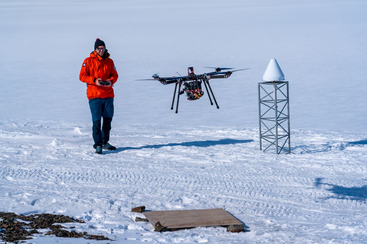 Tutkimusdrone lentää tutkimusasema Aboan lähistöllä
