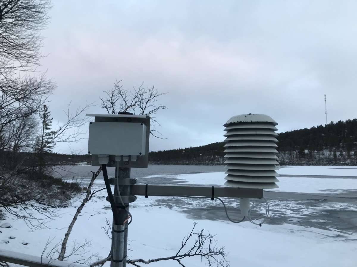 Lämpötilamittari Kevojärven asemalla