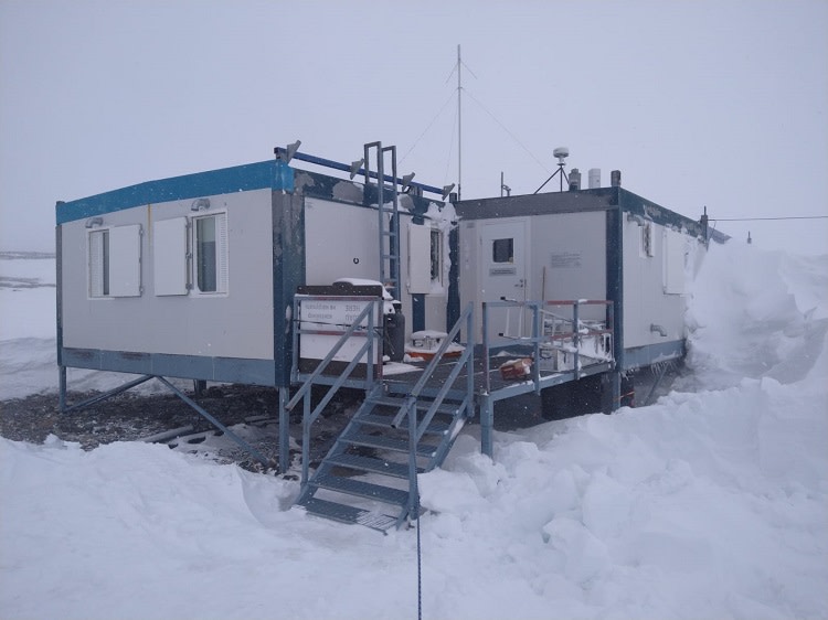 Tutkimusasema Aboan ympärille on myrskyjen mukana keräytynyt lunta. 