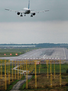 Lentokone nousee lentokentältä.