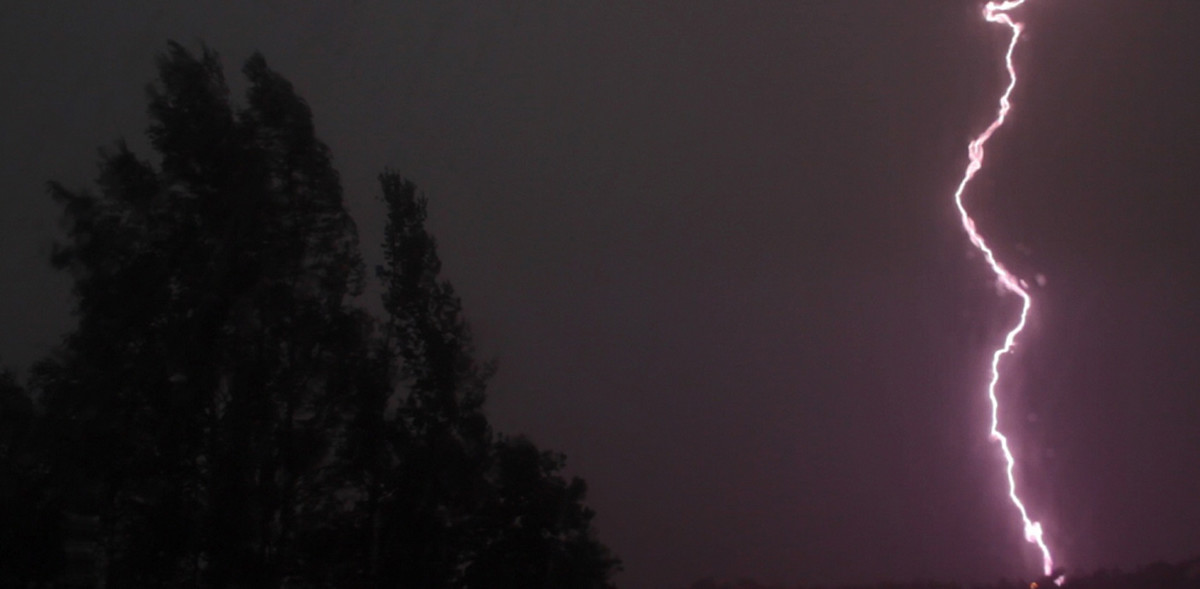 Kirkas salama iskee maahan.