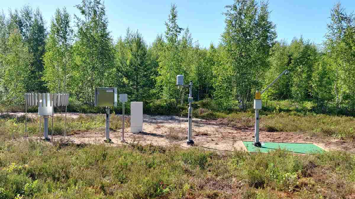 Pori Isomäen havaintoaseman laitteet vasemmalta lukien sademittari, lämpötila ja lumensyvyys.