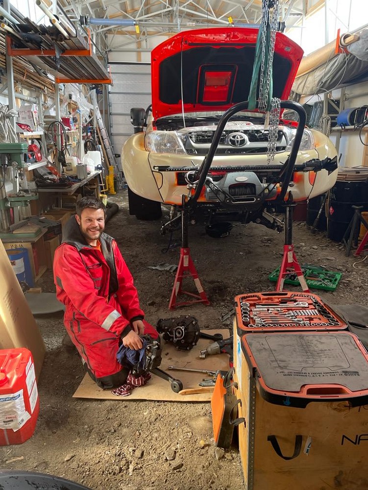 Arctic Trucks mekaanikko Einar huoltamassa Toyota maastureita Aboalla.