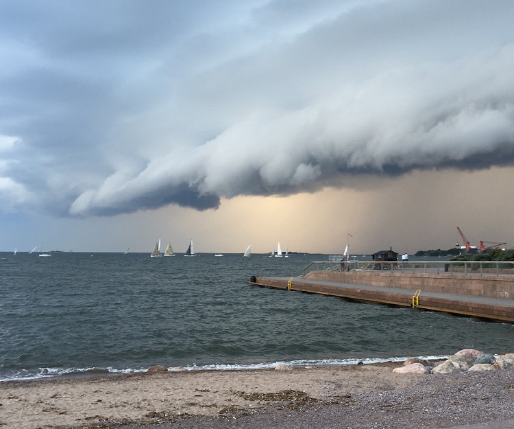 Vyörypilvi on pilvirulla kuuropilven alareunassa