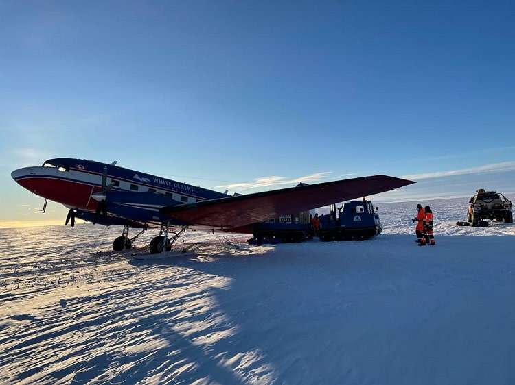 Ruotsin SWEDARP retkikunta laskeutui jäätikölle Basler suksilentokoneella lauantainaamuyöstä. 