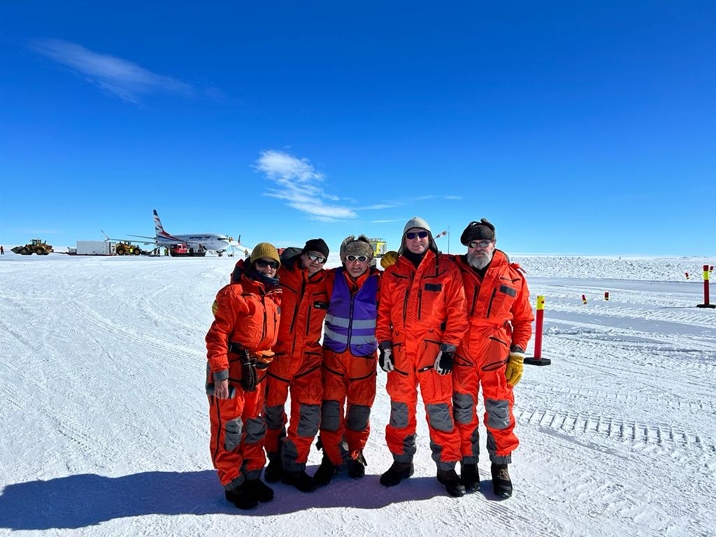 FINNARP 2023 retkikunnan jäsenet Trollin jääkiitotiellä.