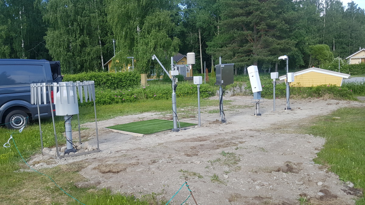 Havaintoaseman mittalaitteet rivissä